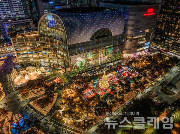 초대형 크리스마스 타운으로 꾸며진 롯데월드타워·몰. 롯데물산 제공