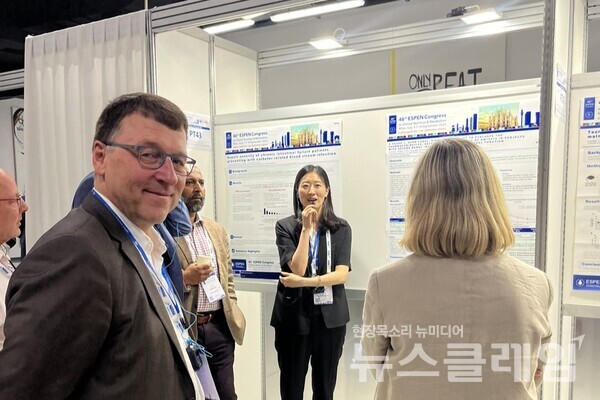 한미약품 GM임상팀 이문희 이사(가운데)가 9월 이탈리아 밀라노에서 열린 유럽임상영양대사학회(ESPEN)에서 단장증후군 치료제로 개발 중인 소네페글루타이드의 임상 1상 약동학 결과를 발표하고 있다. 한미약품 제공