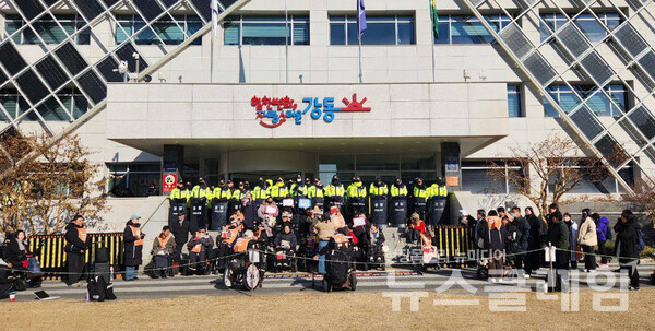 23일 오전 강동구청 앞에서 열린 '장애인 자립생활권리 탄압하는 강동구청 규탄 기자회견'. 사진=전장연