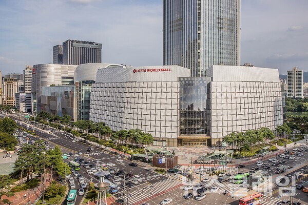 롯데에비뉴엘 잠실 및 롯데월드몰. 롯데백화점 제공