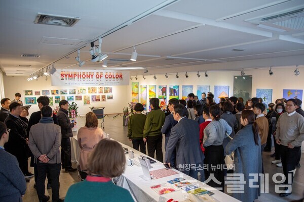 아워홈 및 온누리복지재단 주요 관계자들이 전시회 오픈식에 참석해 작품들을 관람하고 있다. 아워홈 제공