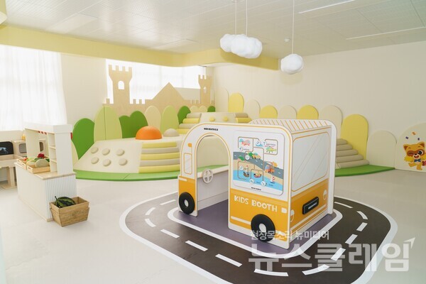 롯데는 1월 4일 폐교인 전라남도 여수시 화양면 나진초등학교 용창분교에 mom편한 놀이터 27호점을 개소했다. 롯데 제공