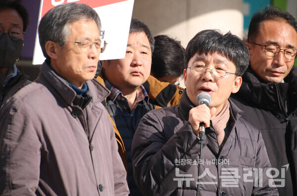 27일 오후 대구광역시청 동인청사 앞에서 열린 '내란수괴 옹호, 박정희동상 불법설치, 명태균게이트 의혹 홍준표시장 사퇴촉구 기자회견'. 사진=민주노총 대구지역본부