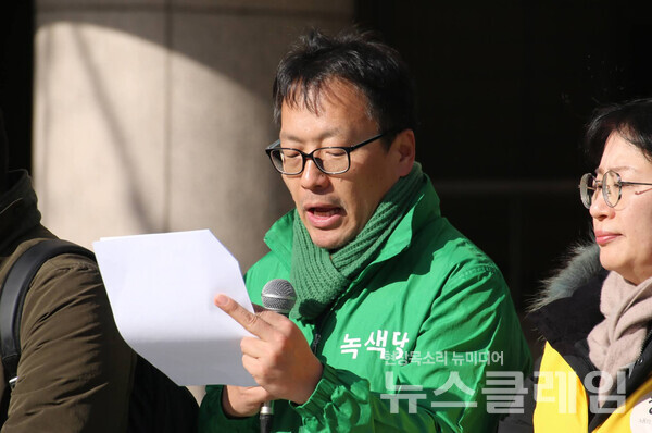 27일 오후 대구광역시청 동인청사 앞에서 열린 '내란수괴 옹호, 박정희동상 불법설치, 명태균게이트 의혹 홍준표시장 사퇴촉구 기자회견'. 사진=민주노총 대구지역본부