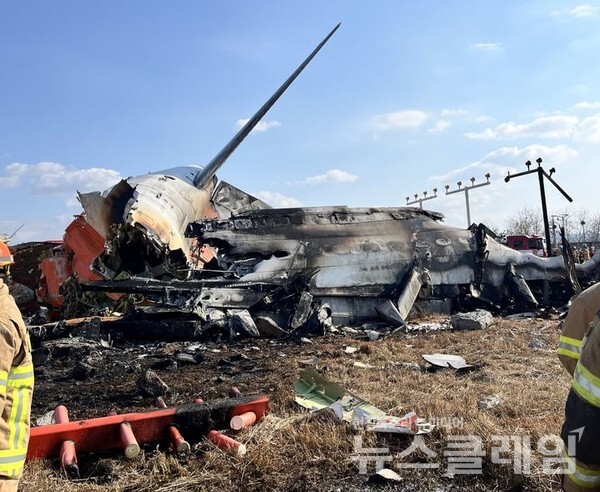 지난 29일 오전 9시 3분께 전남 무안국제공항에서 착륙 중이던 방콕발 무안행 제주항공 여객기가 활주로를 이탈해 구조물과 충돌 후 폭발했다. 사진=무안소방서