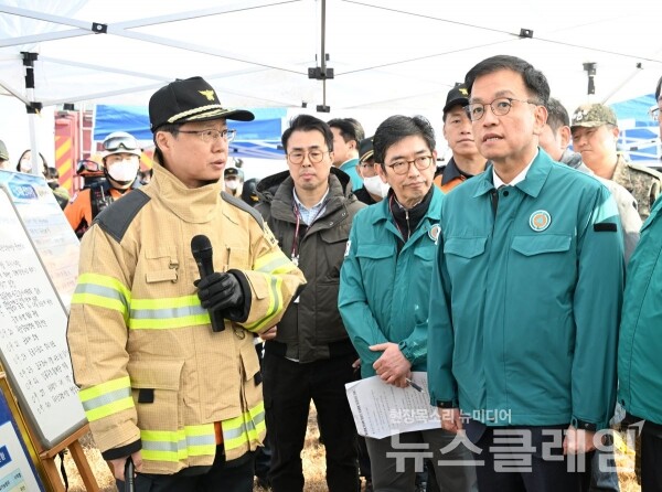 최상목 대통령 권한대행 부총리 겸 기획재정부 장관이 지난 29일 제주항공 여객기 폭발사고가 발생한 무안국제공항을 방문해 관계자들로부터 설명을 듣고 있다. 사진=기획재정부