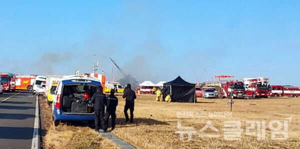 29일 무안국제공항에서 여객기가 추락한 가운데 119구급차들이 부상자를 이송하기 위해 사고 현장으로 향하고 있다. 사진=북특별자치도 소방본부