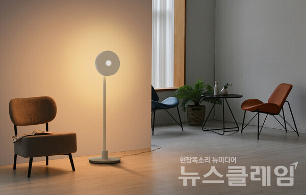 프로젝터에 인테리어 조명, 스피커를 결합한 3-in-1 형태의 신개념 프로젝터(PF600U)를 9가지 색상의 인테리어 조명으로 활용하는 모습. LG전자 제공