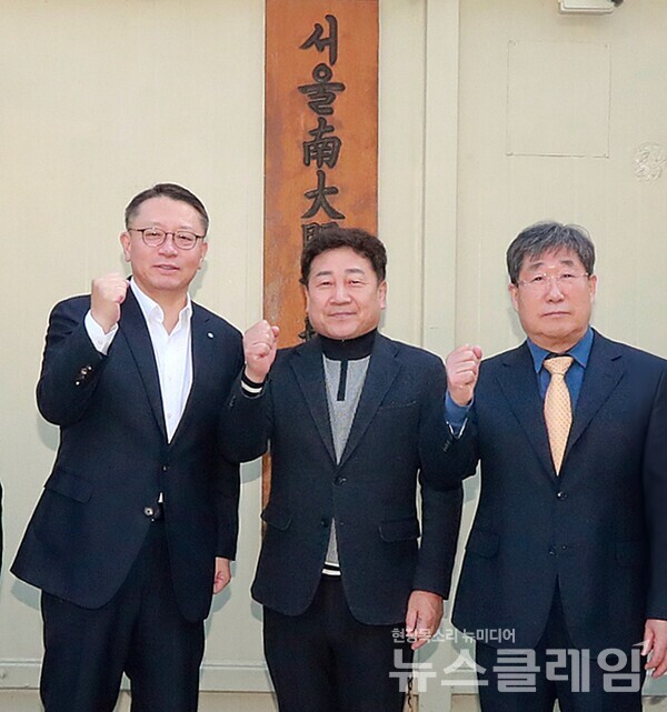 정진완 우리은행장이 지난 2일 새해 첫 행보로 남대문시장상인회를 방문했다. (왼쪽부터)우리은행 정진완 은행장, 남대문시장상인회 문남엽 회장, 남대문시장㈜ 박칠복 대표이사가 기념사진을 촬영하고 있다. 우리은행 제공