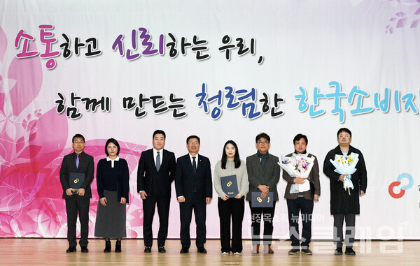 (왼쪽 첫번째)NS홈쇼핑 고객지원본부 유대희 본부장, (왼쪽에서 네번째)한국소비자원 윤수현 원장. NS홈쇼핑 제공