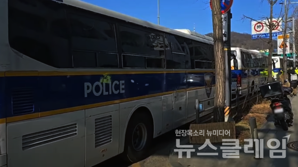 3일 오전 서울 용산구 한남동 대통령 관저 앞.