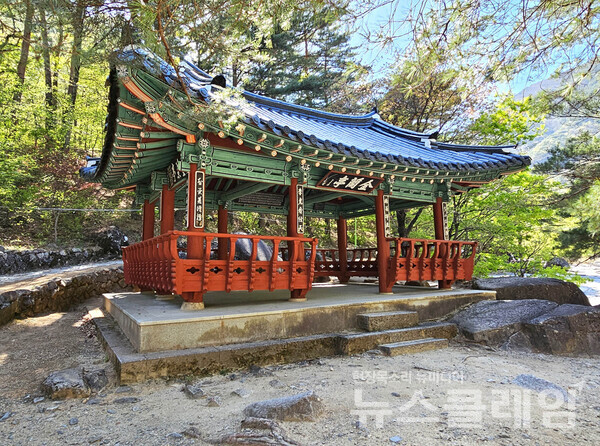 무릉계곡 주차장과 식당가를 지나 오르면 곧 금란정을 만난다. 일제강점기 이 지역의 유생들이 조직한 금란계에 그 뿌리를 두고 있는데, 광복 후에 동해항 인근에 세운 금란정을 1958년 이곳으로 옮겼다. 시인과 묵객들의 크고 작은 글씨 편액이 가득하다. 사진=오근식 객원위원