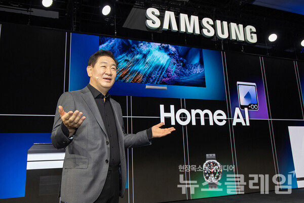 삼성전자 한종희 대표이사 부회장이 6일(현지시간) 진행된 'CES 2025 삼성 프레스 콘퍼런스' 행사에서 기조연설을 하고 있다. 삼성전자 제공