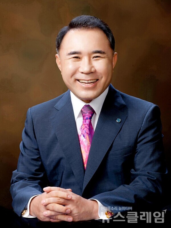 윤홍근 제너시스BBQ 그룹 회장이 조선대학교 수도권 총동문회 회장으로 취임했다. BBQ 제공