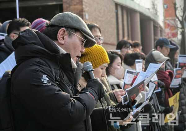 8일 오전 서울 한남동 대통령 관저 앞에서 진행된 '문화예술인 긴급 기자회견'. 사진=공연예술인노동조합