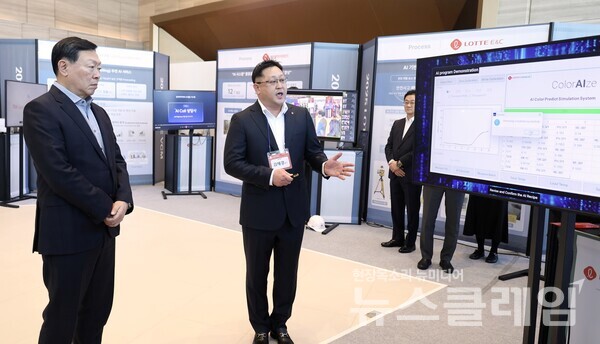 롯데는 9일 롯데월드타워에서 '2025 상반기 VCM'을 개최했다. 본 회의에 앞서 계열사의 AI 우수 혁신사례를 소개하는 'AI 과제 쇼케이스'를 진행했다. 신동빈 롯데 회장(왼쪽)이 롯데케미칼의 'AI 기반 컬러 예측 시스템'에 대한 설명을 듣고 있다. 롯데지주 제공
