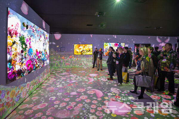 CES 2025가 열리고 있는 미국 라스베이거스 컨벤션 센터 삼성전자 전시관에서 관람객들이 '새로운 경험을 보여주는 집'의 아트 경험을 체험하고 있다. 삼성전자 제공