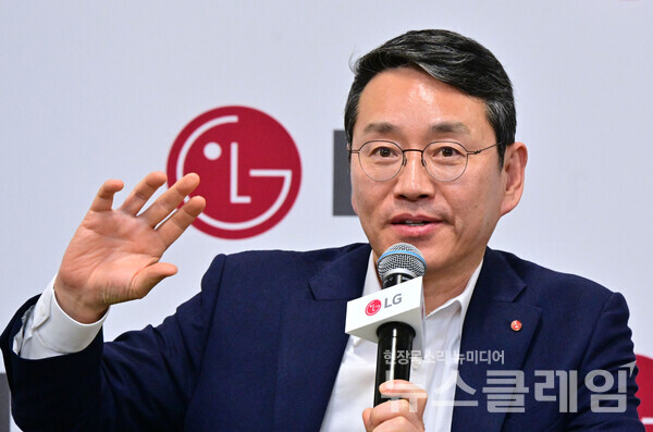 LG전자 조주완 CEO가 현지시간 8일 美 라스베이거스에서 열린 기자간담회에서 사업 전략을 소개하고 있다. LG전자 제공