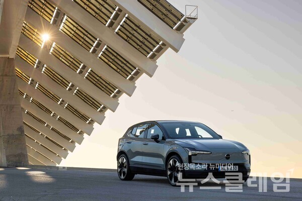 볼보자동차코리아(대표 이윤모)는 지난해 국내에서 5988대 판매되며 수입 중형 SUV 판매 1위에 오른 ‘XC60’을 필두로 총 15,051대의 판매고를 기록하며 수입차 4위 자리를 수성했다고 9일 밝혔다. 볼보자동차코리아 제공