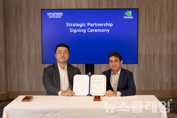 (왼쪽부터)현대차그룹 GSO 본부장 김흥수 부사장과 엔비디아 오토모티브 담당 리시 달 부사장이 파트너십 체결 후 기념사진을 촬영하고 있다. 현대차그룹 제공