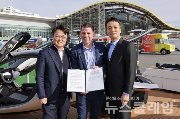8일(현지시간) 미국 'CES 2025'에서 (오른쪽부터) LG에너지솔루션 최근혁 마케팅 담당, 앱테라 모터스 공동 CEO 크리스 앤서니, 씨티엔에스 권기정 대표가 MOU 체결식을 가지고 있다. LG에너지솔루션 제공