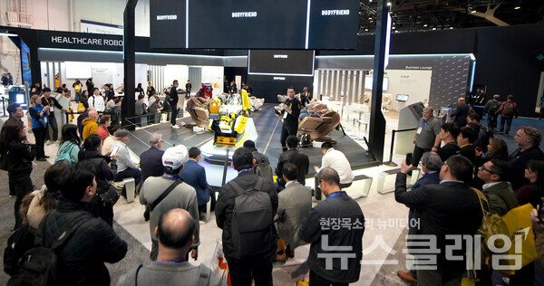 8일(현지시간) CES 2025 바디프랜드 AI헬스케어로봇 ‘733’ 시연 행사에 몰려든 참관객들. 바디프랜드 제공