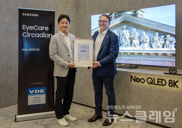 삼성전자 영상디스플레이사업부 손태용 부사장(왼쪽)과 스벤 오케(Sven Őhrke) VDE 마케팅·영업 담당 사장(오른쪽)이 지난 7일 미국 라스베이거스 CES 2025 삼성 퍼스트룩 행사장에서 진행된 아이 케어 생체리듬 인증 수여식에서 기념 촬영을 하고 있다. 삼성전자 제공