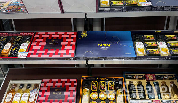 대형마트에 설 선물세트가 진열돼 있다. 사진=김성훈 기자