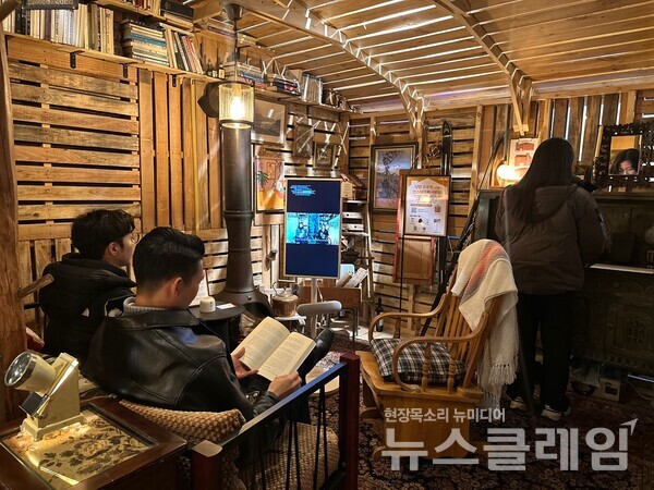 고객들이 라이프집 팝업 스토어 '낭만 오두막.zip'에서 LG전자의 이동식 라이프 스타일 스크린 LG 스탠바이미 등 팝업스토어 내·외부에 설치된 LG전자 제품들과 이벤트 등을 체험하고 둘러보고 있다. LG전자 제공