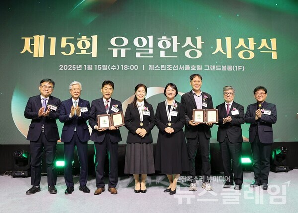 (왼쪽부터)김우주 고려대학교 감염내과 교수(14회 수상자), 조욱제 유한양행 사장, 김석태·엄계숙 부부, 윤정희·김상훈 부부, 김중수 유한재단 이사장, 이광명 유한학원 이사. 유한양행 제공