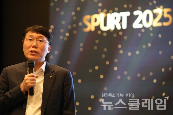 지난 17일 열린 2025년 상반기 경영전략회의에서 김재관 KB국민카드 사장이 올해 경영전략에 대해 말하고 있다. KB국민카드 제공