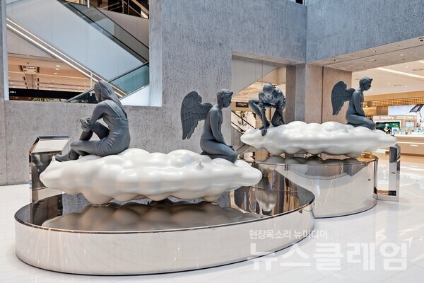 더현대 대구 1층 더스퀘어에 오는 5월 31일까지 전시하는 세계적인 예술가 듀오 '루시+호르헤 오르타'의 대표작 '구름의 메테오로스Ⅱ' 전경 사진. 현대백화점 제공