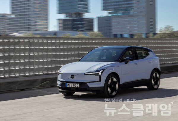 볼보자동차코리아(대표 이윤모)가 오는 2월 8일부터 3월 16일까지 전국 주요 18개 전시장에서 볼보자동차의 새로운 시대(New Era)를 열 차세대 순수 전기 SUV, Volvo EX30을 직접 경험해볼 수 있는 ‘Volvo EX30, The Big Drive’ 특별 시승 이벤트를 진행한다고 20일 밝혔다. 볼보자동차코리아 제공