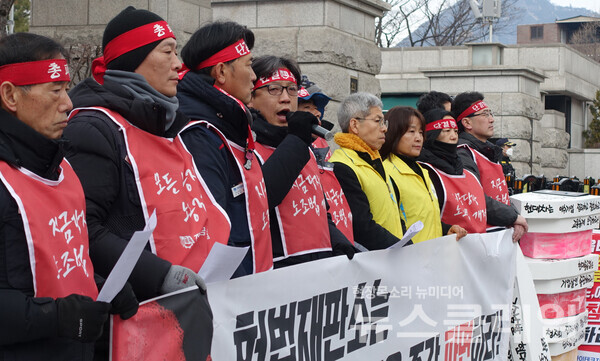 19일 오전 헌재 앞에서 열린 '윤석열 즉각 파면 촉구 금속노조 투쟁사업장 공동기자회견'. 사진=금속노조