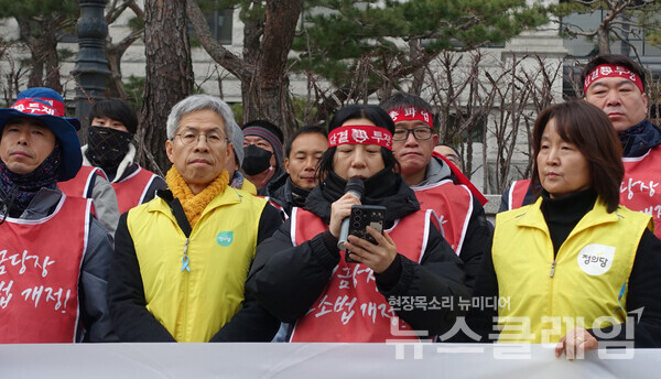 19일 오전 헌재 앞에서 열린 '윤석열 즉각 파면 촉구 금속노조 투쟁사업장 공동기자회견'. 사진=금속노조