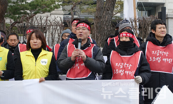 19일 오전 헌재 앞에서 열린 '윤석열 즉각 파면 촉구 금속노조 투쟁사업장 공동기자회견'. 사진=금속노조