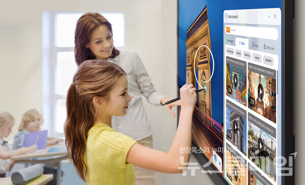 삼성전자 '2025년형 AI 전자칠판'으로 '삼성 AI 어시스턴트(Samsung AI Assistant)' 기능을 사용하는 모습. 삼성전자 제공