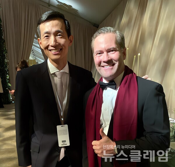 한화그룹은 김동관 부회장이 20일(현지시간) 미국 워싱턴DC에서 열린 트럼프 대통령 취임식과 캔들라이트 만찬, 스타라이트 무도회 등에 참석해 트럼프 정부 주요 각료를 비롯한 정·재계 인사들과 두루 소통하며 글로벌 네트워크를 다졌다고 22일 밝혔다. 한화그룹 제공