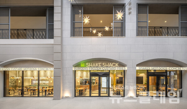 SPC그룹(회장 허영인)이 운영하는 파인 캐주얼 브랜드 쉐이크쉑이 ‘부산기장점’을 개점하며 국내 30호점을 돌파했다. SPC그룹 쉐이크쉑 제공