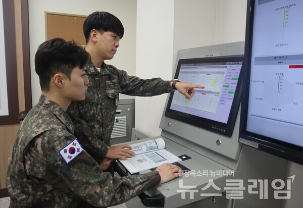 해군 교육생들이 국방기술진흥연구소 및 한화시스템으로부터 증여 받은 함정 추진체계 상태기반진단체계(CBMS)를 시험 운용하고 있다. 한화시스템 제공