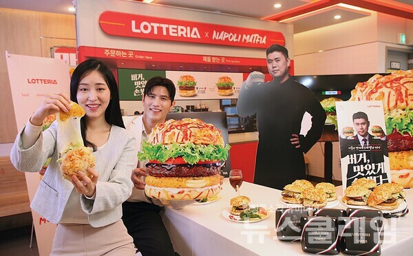 롯데GRS(대표이사 차우철)가 운영하는 버거 프랜차이즈 브랜드 롯데리아가 출시한 한정 신 메뉴 '나폴리맛피아 모짜렐라버거'가 출시 후 일주일 간 45만개 판매량을 달성했다. 롯데GRS 제공