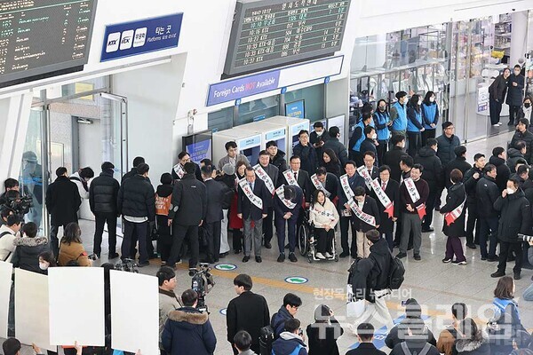 국민의힘 지도부가 24일 오전 서울역에서 귀성객에게 인사를 전했다. 사진=국민의힘
