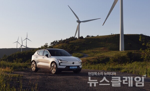 볼보자동차코리아(대표 이윤모)는 한국 시장의 고객 혜택 강화를 위해 차세대 프리미엄 순수 전기 SUV, 볼보 EX30의 판매가를 최대 333만원까지 인하하고, 2월 중 본격적인 출고에 나선다고 3일 밝혔다. 볼보자동차코리아 제공