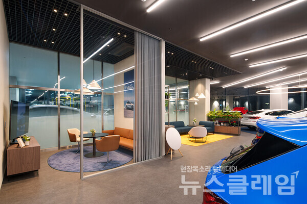 BMW 그룹 코리아(대표이사 한상윤)의 공식 딜러사인 코오롱 모터스가 프리미엄 인증 중고차 매장인 부천 BPS(BMW Premium Selection) 전시장을 새롭게 단장해 오픈했다고 3일 밝혔다. BMW 그룹 코리아 제공
