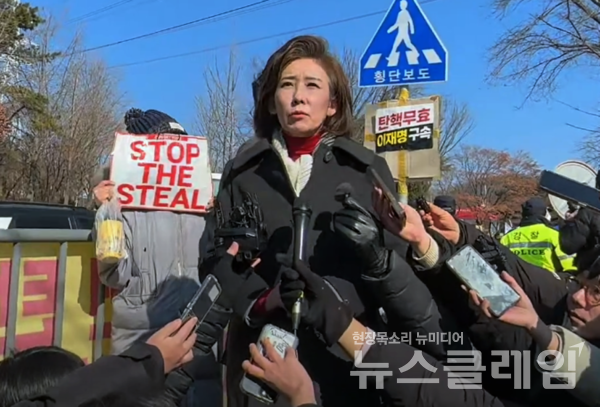 3일 윤석열 대통령과 면회를 마친 나경원 국민의힘 의원이 경기도 의왕시 서울구치소 앞에서 취재진 질문에 답하고 있다. 사진=김성훈 기자