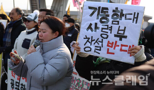 3일 오전 서귀포시 강정동 제주해군기지 정문 앞에서 진행된 '제주해군기지 폐쇄 촉구 기자회견'. 사진=민주노총 제주본부