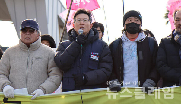 3일 오전 서귀포시 강정동 제주해군기지 정문 앞에서 진행된 '제주해군기지 폐쇄 촉구 기자회견'. 사진=민주노총 제주본부