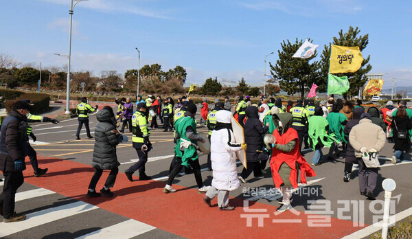 3일 오전 서귀포시 강정동 제주해군기지 정문 앞에서 진행된 '제주해군기지 폐쇄 촉구 기자회견'. 사진=민주노총 제주본부