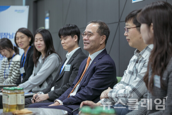 이찬우 회장은 4일 서울 용산구 소재 고객행복센터에서 직원들의 의견을 청취하고 있다. NH농협금융 제공
