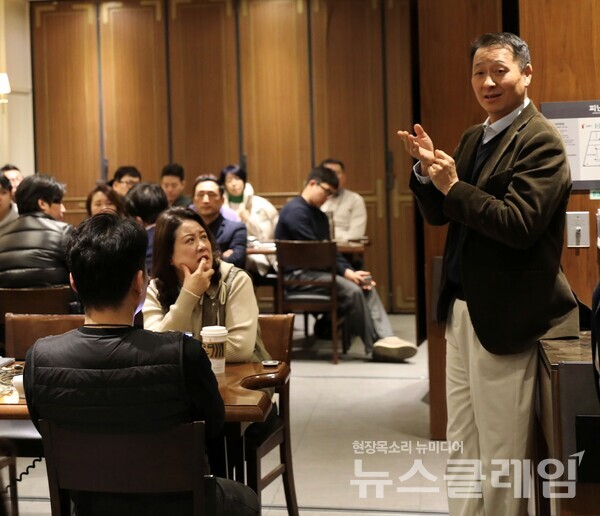 지난 5일 창고43 교대점에서 열린 수도권 가맹점주협의회와의 '2025 1분기 간담회'에서 송호섭 다이닝브랜즈 대표(맨 우측)가 가맹점주들과 다양한 논의를 이어가고 있다. bhc 제공